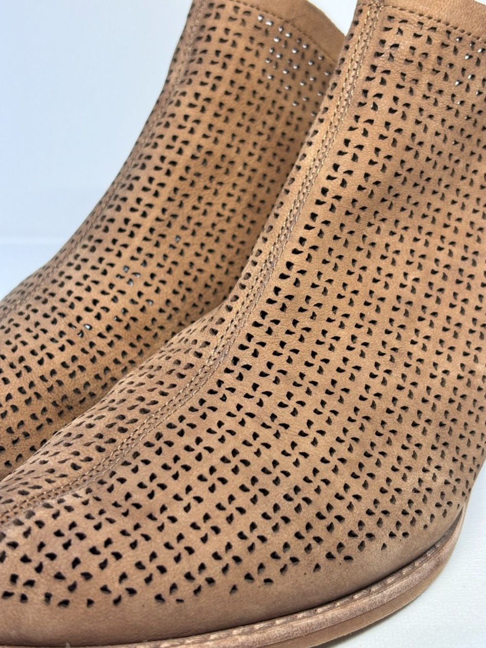 Vince Camuto Perforated Leather Ankle Booties Tan Brown Size 8M - Picture 8 of 11